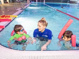 Top benefits of swimming lessons for children